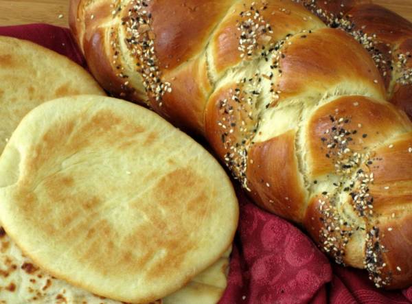 challah_and_pita.JPG